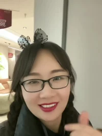 分享我的學(xué)而實(shí)習(xí)之:
??關(guān)系是一面鏡子，每個(gè)站在你對(duì)面的、在關(guān)系中的、那個(gè)對(duì)方，都是你的一面鏡子，照出了你什么樣的模式和問(wèn)題。

??昨天我老爸給我照鏡子了:
老爸讓我給他用碗沖豆奶，我以前都是用杯子沖，很好攪拌、沖出來(lái)也很均勻。昨天在沖的過(guò)程中，我爸爸一直在冷笑，結(jié)果我就沒(méi)沖好，表面上都是疙疙瘩瘩，那一刻我都想把勺子摔了，但我覺(jué)察到了，我把豆奶輕輕推的爸爸的跟前，就回我屋里了……
我的憤怒來(lái)自于:我感覺(jué)我爸總是覺(jué)得我干什么也不如我媽媽、我姐干的好。我的內(nèi)在也一直在比較。實(shí)際上我很多時(shí)候自我感覺(jué)還好，也經(jīng)常得到老公和孩子們的夸贊。

??我要修的是接納自己，不比較，我本具足;也嘗試著接納爸爸如他所是。

??我今早用杯子給老爸沖了一碗正宗的香香的豆奶，我很開(kāi)心，老爸也很滿意。配圖