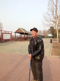 全然在當下:
昨天，我老爸被姐姐、姐夫接去他們家了

我吃完午飯來到爸爸的房間，看著爸爸干凈整潔的房間，我哭了……

我也知道我爸爸最愿意在我家住了

轉念一想，孝道也在姐姐、哥哥的擔當之中。

那就讓姐、哥、我，我們三個攜手承擔老父親的贍養義務吧

祝福老爸身體健康，天天有個好心情

好了，心情平靜了

表達了我內心的感受，心里輕快了很多!
非常感恩、感謝有這個幸福的大家庭，能承接我的開心、快樂，悲傷等情緒的跳躍起伏，謝謝親愛的伙伴們!配圖