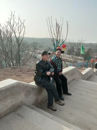 全然在當下:
昨天，我老爸被姐姐、姐夫接去他們家了

我吃完午飯來到爸爸的房間，看著爸爸干凈整潔的房間，我哭了……

我也知道我爸爸最愿意在我家住了

轉念一想，孝道也在姐姐、哥哥的擔當之中。

那就讓姐、哥、我，我們三個攜手承擔老父親的贍養義務吧

祝福老爸身體健康，天天有個好心情

好了，心情平靜了

表達了我內心的感受，心里輕快了很多!
非常感恩、感謝有這個幸福的大家庭，能承接我的開心、快樂，悲傷等情緒的跳躍起伏，謝謝親愛的伙伴們!配圖
