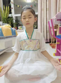 悟到了:
別人眼中的自己，
只是自己的影子,
不是真實的自己。
別人的任何評價，
都帶有濃重的個人主觀性。
喜歡我們的人會經常贊美我們，
討厭我們的人會詆毀我們。
對于別人的贊美，我們會欣然接受；
對于別人的詆毀，也可以做到一笑而過.
不會因為一句贊美而得意忘形,
更不會因為一句詆毀而滿懷憤懣。配圖