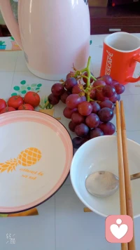 熱烈慶祝我吃了一頓幸福的早餐??

此刻，我唯一擁有的，只有美美地，愜意、肆意地吃早飯……

品味雞蛋的香醇…嗯?蔥怎么是甜的…小米粥軟軟糯糯好絲滑…

最后一小塊饅頭把心愛的盤子擦干凈，小心翼翼地放在嘴里，我與淳樸的、可口的玉米面饅頭融為一體…

我家先生說葡萄干凈不用洗，我勉強吃了幾個，還是很甜…

我好開心!
享受了美食帶來快樂，這就是當下的力量??配圖