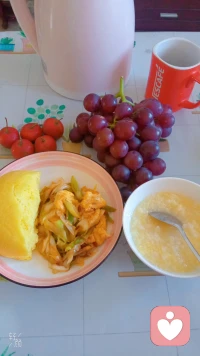 熱烈慶祝我吃了一頓幸福的早餐??

此刻，我唯一擁有的，只有美美地，愜意、肆意地吃早飯……

品味雞蛋的香醇…嗯?蔥怎么是甜的…小米粥軟軟糯糯好絲滑…

最后一小塊饅頭把心愛的盤子擦干凈，小心翼翼地放在嘴里，我與淳樸的、可口的玉米面饅頭融為一體…

我家先生說葡萄干凈不用洗，我勉強吃了幾個，還是很甜…

我好開心!
享受了美食帶來快樂，這就是當下的力量??配圖