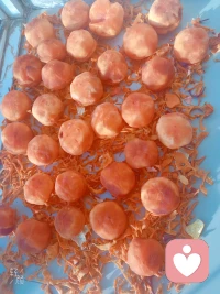 格兒來曬幸福了:

學著媽媽的樣子，曬了柿子餅，大大的柿子一天比一天小，看著都甜…??

吃著更甜…一連三天每天挑出幾個最好的，我、我老爸、悟空先生、孩子，一人一個…??

想想媽媽每年曬的過程中，從來不舍得吃，媽媽我想您了，您愛我，我也愛您…??配圖