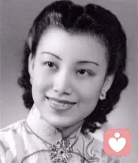 非走不可的彎路__張愛玲

在青春的路口，曾經有那么一條小路若隱若現，召喚著我。母親攔住我“那條路走不得。”我不信。
“我就是從那條路走過來的，你還有什么不信？”
“既然你能從那條路走過來，我為什么不能？”
“我不想讓你走彎路。”
“但是我喜歡，而且我不怕。”
母親心疼地看我好久，然后嘆口氣：“好吧，你這個倔強的孩子，那條路很難走，一路小心！”

上路后，我發現母親的確沒有騙我，那的確是條彎路，我碰壁，摔跟頭，有時碰得頭破血流，但我不停地走，終于走過來了。

坐下來喘息的時候，我看見一個朋友，自然很年輕，正站在我當年的路口，我忍不住喊：
“那條路走不得。”她不信。
“我母親就是從那條路走過來的，我也是。”
“既然你們都可以從那條路走過來，我為什么不能？”
“我不想讓你走同樣的彎路。”
“但是我喜歡。”

我看了看她，看了看自己，然后笑了：“一路小心。”

我很感激她，她讓我發現自己不再年輕，已經開始扮演“過來人”的角色，同時患有“過來人”常患的“攔路癖”。

在人生的路上，有一條路每一個人非走不可，那就是年輕時候的彎路。不摔跟頭，不碰壁，不碰個頭破血流，怎能煉出鋼筋鐵骨，怎能長大呢？
  只有走過彎路，人生才有完整成熟的可能。

明智的長者，會在叮嚀之余，微笑著關注這一切的發生與結束。我想做這么一位朋友或者家長…

…允許犯錯，允許他成為他自己，允許一切發生。配圖