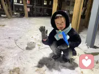 正念是一种修习方式，它的力量存在于修习和运用中。

通过自我观察、自我探索以及有意识的行为，使人更全面地把握自我。

正念以一种特殊的方式集中注意力：有意识地、不予评判地专注当下。

这种专注使人们对当下的现实更自觉、更清明、更接纳。

同时让我们清醒意识到：生命只在刹那间展开，若无法全心与这些刹那同在，人们将错失生命中最宝贵的事物，而且意识不到自身成长和蜕变中的丰富性。

​配图