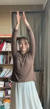 你的心上有多少個按鈕，是別人不能碰的呢？

如果碰了就疼，碰了就急，碰了就不舒服。
那么此時就要提起覺知，更深入地觀照自己。

如何讓按鈕失靈呢？
就是直面它，反復地按動它，直到它不再起反應。

那個讓你疼的在哪？那個讓你恨的在哪？
那個讓你痛苦的、難堪的在哪？
那個讓你糾結的、憤怒的在哪？ 

找到你心上的所有按鈕，
點擊它、觸動它、打開它，
直到你能徹底放下！配圖