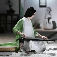 分享圣賢智慧:

《看見(jiàn)》
當(dāng)你只注意到一個(gè)人的行為時(shí)，
你沒(méi)有看見(jiàn)他;
當(dāng)你關(guān)注到一個(gè)人行為背后的意圖時(shí)，
你開(kāi)始看見(jiàn)他;
當(dāng)你關(guān)心一個(gè)人意圖后面的需要和感受時(shí)，
你真正看見(jiàn)他了。
透過(guò)你的心看見(jiàn)另一顆心，
這是一個(gè)生命看見(jiàn)另一個(gè)生命，
也是生命與生命相遇了，愛(ài)就發(fā)生了，
愛(ài)會(huì)開(kāi)始在心之間流動(dòng)，
喜悅而動(dòng)人。
這就是吸引而幸福。

當(dāng)你只關(guān)注到自己的行為時(shí)，
你沒(méi)有看見(jiàn)自己;
當(dāng)你關(guān)注到自己行為背后的意圖時(shí)，
你開(kāi)始看見(jiàn)自己了;
當(dāng)你關(guān)心自己意圖背后的需要和感受時(shí)，
你才真的看見(jiàn)自己了。
透過(guò)內(nèi)心看見(jiàn)了自己的心靈真相，
這是你的生命和心相遇了，
愛(ài)自己便發(fā)生并開(kāi)始在自己身上流動(dòng)，
你整個(gè)人和諧而平靜。
這就是真愛(ài)的發(fā)生。
看見(jiàn)是最深的愛(ài)。

孩子不是你的孩子，
愛(ài)人不是你的愛(ài)人，
朋友不是你的朋友.....
當(dāng)你能心懷敬畏地看見(jiàn)他們的獨(dú)特性，
當(dāng)你能心懷慈悲地看見(jiàn)他們的真實(shí)本質(zhì)，
當(dāng)你能心懷柔情地看見(jiàn)自己的圓滿(mǎn)具足，
真愛(ài)就發(fā)生了。
                       ——海靈格配圖