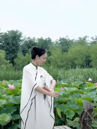 修练
      修练这两个字，常易引起误解。我们所修的其实都要离不了自己熟悉的那一套，而我们最熟悉的莫过于内疚、恐惧和攻击这类把戏了，我们当然不愿继续操练那些让我们吃尽苦头的信念和行动。

       那么，我们该如何修呢？或许，我们可以从简单的觉察开始。试着觉察自己的愧咎、恐惧，和攻击。不去掩饰，也不否认，或投射到别人身上。当我们觉察到它们时，仅需诚实面对就够了。
       ❤️我们一起慢慢修炼吧❤️配图