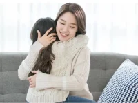 10句“彩虹屁”，夸出孩子內驅力
1、無敵彩虹屁
一到家就開始寫作業，我都有點佩服你了
2、強化逆行思維
媽媽已經看到了你的努力，下次一定能做得更好
3、夸大自律
你是怎么做到的，不想寫作業還完成了，教教媽媽唄！
4、敞開心扉
謝謝你把這么重要的事講給我聽，我會幫你保守秘密的。
5、肯定行為
媽媽很喜歡看你收拾玩具的樣子，家里是越來越整潔了
6、挫折教育
沒關系你已經做得很好了，媽媽相信你下次一定做得更好
7、鼓勵表達
你發脾氣了，媽媽知道你肯定有自己的原因，告訴我好
嗎？
8、鼓勵教育
這件事不好做，你不但沒有放棄而且完成的很好，太棒了！
9、夸獎守信
看完約定時間的電視自己就關掉了，就算媽媽不提醒，遵
守約定這點真棒!
10、耐心傾聽
你說的很有道理，而且表達的也很清楚，媽媽明白了
我們一起按照這些正向思維、正向語言練配圖