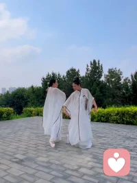 我的覺察報告:
【事件】
今天逛商店遇到了一套喜歡的西裝，因為價格989元太貴沒買。
【做法】
我崇尚極簡生活，每周都做斷舍離，拒絕沖動消費。買東西需要滿足三個條件：喜歡，需要，適合。
【情緒】
懷疑自己做事優柔寡斷，有一些不配得感。
【想法】
明天換一雙搭配這身衣服的鞋子去試穿，如果依然喜歡就買下來。
【期待】
期待自己遵從內心，遇事果斷。有高價值感和高配得感。
【思考/領悟】
可能我小時候受父母影響，他們一度生活節儉，壓抑欲望，不滿足自己的合理需求，認為攢錢是最重要的事情。
現在物質條件好了，我不能像父母那樣過一輩子。做自己的理想父母重新養育自己，依心而行，無憾今生！配圖