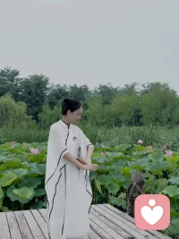 ??覺察就是覺醒的過程，與有緣人共享

覺察打卡模板
【事件】
【做法】
【情緒】
【想法】
【期待】
【思考/領悟】

覺察打卡
【事件】昨天晚飯時，兒子邊吃邊說：“媽，天天有涼拌黃瓜，這個菜，我都吃膩了。”
【做法】我告訴兒子：“這個涼拌黃瓜是我的標配菜，因為我每天的活動時間少，吃黃瓜可以潤腸，你可以吃另外的菜呀
【情緒】有一種“我自私”的感覺，還有一種不被尊重的不舒服的情緒。
【想法】兒子小時候不喜歡吃甜椒，我們全家人集體戒了甜椒；現在兒子不喜歡吃黃瓜，這次絕不能那樣做了。雖然事后溝通有點辯解的意思，但是我把自己內心真實的想法說出來，感覺是在忠誠于自己，愛自己，是心口一致、知行合一的表達。
【期待】兒子也能求同存異，尊重家人的偏好。
【思考/領悟】很喜歡我老師的金句：“事前溝通是鋪墊，事后溝通是辯解。”我想盡快列個清單，把需要與兒子事前溝通的事情列出來，找個時間，開個小會，在家庭和諧的氛圍中好好聊一聊。
目標:守好自己的邊界和原則，更要尊重家人的邊界和原則，做好鋪墊。盡量減少讓家變成孩子“原生家庭”的因素配圖