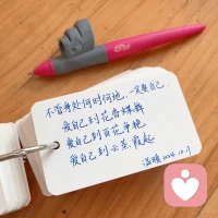 若你決定燦爛，山無(wú)遮，海無(wú)攔。
你如果不堅(jiān)定，今天的風(fēng)都會(huì)是逆風(fēng)，
如果你堅(jiān)定，不管什么風(fēng)都是助你之風(fēng)。

不管身處何時(shí)何地，一定要愛(ài)自己:愛(ài)自己到花香蝶舞、
愛(ài)自己到百花爭(zhēng)艷、愛(ài)自己到云蒸霞起

人之所以能，是因?yàn)橄嘈拍?。我靠這句話，走過(guò)了最豐盛的十年，未來(lái)還要走一輩子。
我堅(jiān)定的相信一切皆有可能，親愛(ài)的，你呢？配圖