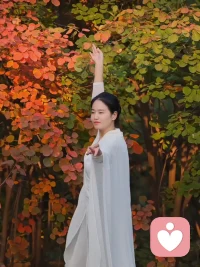 ????愛自己的第19天來了：
每一天愛自己的治愈經(jīng)典，一天一篇送予大家，開啟我們擁抱內(nèi)在力量的心靈之旅……

                我相信生命會給我需要的一切
       幾年前，朋友邀請我參加一場講座。她不想一個人去，找我做伴，我答應(yīng)她了。不料我到了現(xiàn)場，她卻沒有來。起初我猶豫著是否要繼續(xù)一個人待在那里，最后我決定留下來。

      當時我聽到有人說:“如果你愿意改變想法，就能改變?nèi)松！彪m然這聽起來很平常，卻引起了我的注意，并且對我意義重大。我不知道這是為什么。我記得有朋友一直游說我去上課，但我都毫無興趣。然而，那一天的講座卻觸動了我，于是我決定留下來，繼續(xù)聽下去。

       現(xiàn)在，可以看出那天朋友爽約確實是一件好事。假如她來了，我的體驗大概會不一樣。
你看，一切都很完美。

??安好美麗的世界！安好親愛的伙伴??配圖