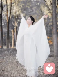 ????愛自己的第20天來了：
每一天愛自己的治愈經典，一天一篇送予大家，開啟我們擁抱內在力量的心靈之旅……

                 我看到這個世界被愛包圍著
       想象自己站在一個非常安全的空間里，放下你的重擔、痛苦及恐懼，放下陳舊、消極、負面的模式。看著它們離你遠去。然后，看到你站在這個安全之處，張開雙臂說道:“我是開放的，欣然接受一切——愿意為自己聲明想要什么，而不是不想要什么。”看到你自己是完整的、健康的、平靜的，而且充滿了愛。

       在這個空間里，感受你與世界其他人的聯結。讓你的愛在心與心之間傳遞。把你的愛送出去，你知曉它一定會成倍地回到你身上;把你的安慰送出去，你知曉這些想法同樣也會回到你身上。

       在這個世界上，我們可以待在仇恨的包圍圈里，也可以待在愛與療愈的包圍圈里。我選擇待在愛的包圍圈里。我明白每個人想要的毫無二致:和平與安全，以及心滿意足地發揮創意來表達自己。
這個世界形成一個愛的包圍圈，多么神奇;而世界，本就是如此。
??安好美麗的世界!安好親愛的伙伴!??配圖