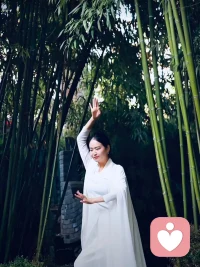 ??尊重每個人的各不相同:
…萬物皆有靈，但人是萬物之靈。
每個人的經(jīng)驗元素不同，一個人就有三千面相，所以一花一世界，一草一世界，一人一世界。
千人萬面，可以自我判斷，但不可以評判任何人

哇塞!太神奇!萬物構(gòu)成了我們這個多彩萬變的世界。
??安好美麗的世界!安好親愛的伙伴!配圖