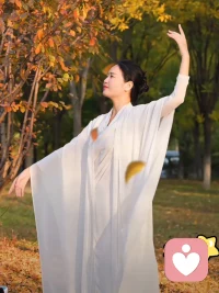 ????愛自己的第22天來了：
每一天愛自己的治愈經典，一天一篇，開啟我們擁抱內在力量的心靈之旅……

                            我愛自己當下的樣子
        究竟是什么能量創造了這個不可思議的宇宙?它通常被稱為愛。愛讓世界轉動。愛是紐帶，讓整個宇宙不會分崩離析。

       愛是打從心底的欣賞。當我說愛自己時指的是我們要由衷地欣賞真正的自己，接納自己的一切一包括小小的怪癖、糗事、不擅長的事，以及所有美好的事我們用愛接納全部的自己，沒有任何條件。

      我們常常給自己的愛附加了太多條件。但我們可以改變，可以現在就愛當下的自己。
??愛自己是終身浪漫的開始，我好喜歡這句話!??配圖