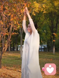 ?愛(ài)自己的第22天來(lái)了：
每一天愛(ài)自己的治愈經(jīng)典，一天一篇，開(kāi)啟我們擁抱內(nèi)在力量的心靈之旅……

                          我愛(ài)自己當(dāng)下的樣子
       究竟是什么能量創(chuàng)造了這個(gè)不可思議的宇宙?它通常被稱為愛(ài)。愛(ài)讓世界轉(zhuǎn)動(dòng)。愛(ài)是紐帶，讓整個(gè)宇宙不會(huì)分崩離析。

       愛(ài)是打從心底的欣賞。當(dāng)我說(shuō)愛(ài)自己時(shí)指的是我們要由衷地欣賞真正的自己，接納自己的一切一包括小小的怪癖、糗事、不擅長(zhǎng)的事，以及所有美好的事我們用愛(ài)接納全部的自己，沒(méi)有任何條件。

      我們常常給自己的愛(ài)附加了太多條件。但我們可以改變，可以現(xiàn)在就愛(ài)當(dāng)下的自己。
??晚安美麗的世界！晚安親愛(ài)的伙伴!配圖