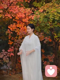 ????愛(ài)自己的第23天來(lái)了：
每一天愛(ài)自己的治愈經(jīng)典，一天一篇，開(kāi)啟我們擁抱內(nèi)在力量的心靈之旅

                   我值得擁有自己的愛(ài)
       鏡子練習(xí)做得越多，就越來(lái)越上手。但請(qǐng)記住，這需要時(shí)間。因此，我才希望你養(yǎng)成經(jīng)常做鏡子練習(xí)的習(xí)慣。早上起床第一件事，先做一次鏡子練習(xí)。隨身攜帶一面小鏡子，這樣你就可以時(shí)常拿出來(lái)，看著自己說(shuō)那些充滿(mǎn)愛(ài)的肯定語(yǔ)。

1.站在鏡子面前。
2.注視自己的眼睛。
3.說(shuō)肯定語(yǔ)時(shí)請(qǐng)加上自己的名字:“(名字)，我愛(ài)你，我真的、真的愛(ài)你。”
4.現(xiàn)在花點(diǎn)時(shí)間，多說(shuō)幾遍“我真的、真的愛(ài)你，(名字)。”
5.反復(fù)重復(fù)這個(gè)肯定語(yǔ)。我希望你一天至少說(shuō)100 遍。是的，沒(méi)錯(cuò):一天100遍。我知道100遍似乎不少，但等你找到竅門(mén)后，一天說(shuō)100 遍很容易。
6.所以，每次路過(guò)鏡子或從玻璃上看到自己的身影時(shí)，都要說(shuō)出肯定語(yǔ):“(名字)，我愛(ài)你，我真的、真的愛(ài)你。”配圖