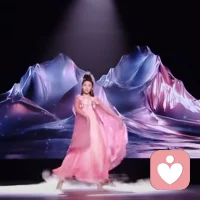 避免家庭内耗，从心理学的角度我给出5条建议：
1.夫妻关系是所有关系中最重要的，远高于亲子关系和原生家庭关系，夫妻关系很好的家庭，孩子不会出很大的问题。
2.每个家庭里面都绕不开三件事情：家务、赚钱、带娃，这三件事需要一个明确的分工，而且是家庭成员都认可的分工，这三件事情每一件都很有意义和价值，没有孰高孰低。
3.家庭的总体情绪相互稳定，谁脾气最大，谁为家庭情绪负责，因为脾气最大的那个人发脾气，全家都鸡犬不宁，他是家庭情绪的下限。
4.减少互相控制的欲望，你是你，我是我，不要把幸福感去建立在另一个人可以听你的话上，不听你的你就不幸福，这是最被动的状态。
5.夫妻两个人中必须至少有一个人保持终身的学习，这样整个家庭的观念和认知才不会跟世界脱节，只要一个人在成长，关系双方方都会受益，减少内耗，一家人的能量把一块使，这样整个家庭就会越来越好。
❤️仅供参考，我敢说你哪怕只用一条去践行，你的家庭也会悄悄变好哦✨✨✨✨✨配图