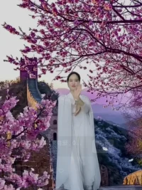 真相:
我们喜欢一个人是喜欢他身上自己的特点；
我们讨厌一个人，是讨厌他身上自己的影子。

亲爱的，这个世界没有别人，
只有我们自己，都是自己跟自己的互动配图