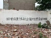 這個社會綁架了所有人的價值觀，親情、愛情、尊嚴，皆已物化，權衡和算計、掩飾和試探，都在顧左右而言他，那種熱烈的、坦蕩的、可愛的、單純的、真誠的感情已經難得一見......配圖