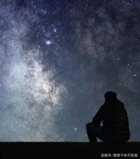 莫言在《晚熟的人》中寫道：年輕的時候愛上什么都不為過，成熟的時候放棄什么都不為錯，每個人終其一生都在尋找那個與自己靈魂相近的人，到后來才發現唯一契合的只有自己，本性善良的人都比較晚熟，并且被劣人催熟，后來雖然開竅了，但仍然善良與赤誠，不斷尋找同類，最后變成一個孤獨的人。配圖