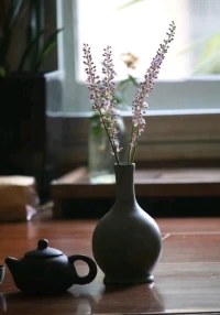 在感情里，最重要的致胜法宝仍然是：做好自己。

打理好自己的生活，真诚地对待对方，力所能及地付出。做好了这些，你就是问心无愧的。

对方如果有点智慧，就会好好接住，向你看齐。如果还不懂珍惜，惹是生非，说明他层次太低，你自然而然会让他出局。

能做好自己的人，在任何关系里都不会没有主动权。配图
