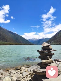 感覺突然就入秋了！涼意漸濃，大街上可見穿著毛衣和外套的行人，有種感覺從盛夏突然就到了深秋,讓人猝不及防?；蛟S生活本就是這個樣子，時而平靜時而風波。無所謂對錯，變化和不變，都是該有的樣子！風起，加衣....，雨來，撐傘.......配圖