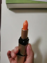 人生中的第三支口红。爱人先爱己。慢慢的懂了，要想好好的爱人，就先要学会好好的爱自己。以前有一块钱，我是想着给家人花，也不舍得给自己花一分。后来我开始学习改变成长，如果还是只有那一块钱，我选择给自己买份喜欢的礼物，好好的照顾和保养自己的情绪。所以我长大了，可以决定自己的人生和未来，我可以为自己的人生负责任。乖乖女形象只是父母需要的样子，并不是我，无论生活好坏，我就做自己，我是我自己。以前经常告诉自己，18岁长大后的人生（无论怎么样）自己负责，与任何人无关。