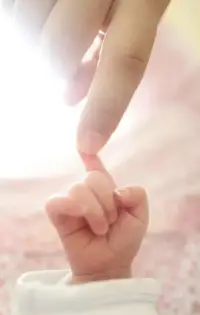 當你充滿自信和活力投入到生活中時，孩子也會由此得到最好的身教。留一個積極的心態給孩子。而你留下的空白，孩子會用他們的獨立去填補。不用想著做完美的媽媽，做父母，盡力就好，60分，不多不少。配圖