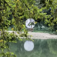 當(dāng)你情緒焦慮煩躁時，讀一下這首“我允許”（海靈格）的詩，立刻緩解下來：

我允許，任何事情的發(fā)生，
我允許，事情這樣的開始，這樣的發(fā)展，和這樣的結(jié)局；

因?yàn)槲叶茫械陌l(fā)生，都是因緣和合，一切的安排都是必然；
如果我覺得，應(yīng)該是其他的可能，傷害的，一定是我自己；
我唯一能做的，便是允許；

我允許別人如他所是，
我允許，他會有這樣的想法，這樣的評價我，這樣的對待我；

因?yàn)槲叶茫緛砭褪沁@個樣子；在他的世界里，他永遠(yuǎn)是對的；

如果我覺得，他應(yīng)該有其他的樣子，那傷害的，只能是我自己，我唯一能做的，就是允許；

我允許，我有這樣的念頭，
我允許，每一個念頭的存在，
任憑它的出現(xiàn)，任憑它消失，
因?yàn)槲叶茫铑^本身毫無意義，與我無關(guān)，它該來的時候會來，它該走的時候會走，如果我覺得，我不應(yīng)該有這樣的念頭，傷害的只能是我自己；我唯一能做的，就是允許；

我允許，我冒出這樣的情緒，
我允許，每一種情緒的存在，
任其升起，任其流走；

因?yàn)槲叶茫榫w本無好壞，它只是潛意識的信號，我越是抗拒，越是激烈，
如果我覺得，不應(yīng)該出現(xiàn)這樣的情緒，傷害的只能是我自己；我唯一能做的，就是允許；

我允許，我就是現(xiàn)在這個樣子，我允許，我就是這樣的表現(xiàn)，因?yàn)槲抑溃庠谑鞘裁礃幼樱皇俏覂?nèi)在的沉淀而已，
真正的我，智慧具足！

若我覺得，我遠(yuǎn)遠(yuǎn)不該是這個樣子，傷害的只是我自己，我唯一能做的，就是允許，
我懂得，我就是體驗(yàn)當(dāng)下的生命而來
我全然的允許，我全然的經(jīng)驗(yàn)，我全然的享受，每一個當(dāng)下的時刻；
我允許，一切如其所是。配圖
