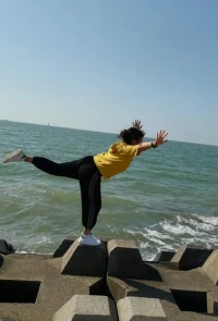 过去发生的事不管有多痛苦多矛盾，都是无法改变的，我们能改变的只有当下的此时此刻和未来！配图