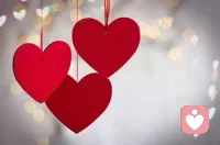 為什么我愛你，卻表現成我討厭你？

其實很多人老愛犯這個毛病，不知道怎么回事，面對自己愛的人，總是愛說一些反話，本來想要關心兩句，卻總是不小心就說成了“你怎么這么蠢”“為什么總是讓人操心”，每次想好好說話，卻總是沒有辦法給對方足夠的耐心和包容。

這是因為我們小的時候，接收的”打壓、質疑“的教育模式：

”你看看誰家的孩子，更優秀更聰明，成績比你更好？”
”每次你都說你要好好學，你堅持下來了嗎？“
”你就是這樣的性格，三天打魚兩天曬網的。”

看似父母的指責的話語，但是其實父母比誰都關心和愛我們，只是用了一種不正確的方式，明明是一句關心但是在對方聽起來更像是質疑和攻擊。

也正因為這樣的溝通模式，所以很多人是不知道：表達愛的正確方式是什么，因為大部分時候我們都是在用【攻擊】的方式表達自己的真實需求。

也正是因為反向的表現，破壞了我們本來應該坦誠相見的感情。配圖