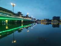 心理學家羅杰斯曾說：“不是每一個人都能在出生后就被很好的善待，但好在，即使你經歷過再糟糕的童年，受盡了折磨和虐待，都可以走出去通過另一個環境、另一個人重塑人生。”配圖