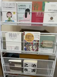 “愿你慧眼內(nèi)生，在指責中看到受過的傷，

在討好中看到被認可的希望，在超強的理

智中看到脆弱和恐懼。愿你內(nèi)心強大，在

悲傷里感到溫暖，在憤怒里發(fā)現(xiàn)力量，在

痛苦中看到希望。愿你柔軟的心在愛與慈

悲里，與他人明亮而溫暖的相遇?！?
一一薩提亞配圖