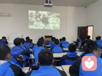 我们一个不经意的行为对他人造成了伤痕，可能需要一生去愈合。

伸出我们的手，创造一个不冷漠的环境，也许真的能点亮另一个人的人生。

让我们的课堂成为一个善意能被传递，伤痕能被看见并开始愈合的地方。配图