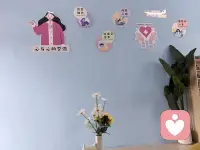 总是控制不住对孩子发脾气？可能不是脾气差，是“情绪过载”


很多妈妈跟我倾诉：“樊老师，我知道发脾气不对，但看到他磨蹭、顶嘴的那一刻，火‘腾’一下就上来了，根本控制不住。”

这真的不是你脾气差。这背后，往往是情绪过载——你心里攒了太多委屈、疲惫和压力，孩子的行为只是一个导火索。

这时候，强迫自己“忍”是没用的。试试这个简单有效的 “情绪暂停法” ：

1. 物理暂停：感觉要爆发时，立刻对孩子说：“妈妈现在需要冷静一下。”然后离开现场，去卫生间或阳台。

2. 自我对话：问自己：“我此刻的情绪，有多少是针对孩子，有多少是来自其他压力？”（比如工作、家务、伴侣关系）。

3. 快速调整：用30秒做深呼吸，或喝一口冷水，让理性脑重新启动。

当你从“情绪脑”切换回“理性脑”，再回来处理问题，结果会完全不同。你不是脾气坏，你只是太累了。先照顾好自己的情绪，才有能量照顾好孩子。