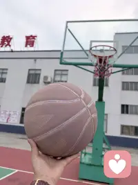 总是忍不住对孩子发火？不是脾气差，是“情绪过载”了



很多父母跟我说：“我知道不该吼，但那一刻就是控制不住。”

这真的不是你脾气差。这背后往往是 情绪过载——你心里攒了太多疲惫、委屈和压力，孩子的行为只是一个导火索。

试试这个正念小工具，帮你按下暂停键：

1. 感觉要爆发时，立刻离开现场：去洗手间或阳台，给自己30秒。

2. 做一次深呼吸：吸气4秒，屏息2秒，呼气6秒。让理性脑重新上线。

3. 问自己一个问题：“我此刻的情绪，有多少是针对孩子，有多少是来自其他压力？”

你不是脾气坏，你只是太累了。先照顾好自己的情绪，才有能量照顾好孩子。

如果你经常陷入“发火-自责-再发火”的循环，不知道如何打破，可以私信我，我陪你一起找到属于你的情绪出口。

【标签】

亲子教育 #情绪管理 #正念 #父母成长 #心理咨询配图
