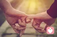 什么樣的男人值得嫁?1他愛你的傻傻的樣子不需要偽裝成別人的樣子2當你處于生理期時,他沒有躲避陪你坐下來,用一條毛毯溫暖你,給你按摩3他比電影里的男性更真實贊美是你們生命中交流的主要話題,讓我們面對它,完美的人不存在,所以這個不完美的人可以使你快樂。4他從來不讓你帶著怒氣或沮喪入睡在任何情況下,確保你們兩個沒有活在不必要的爭論中5他不是太害怕你爸爸的獵槍熱衷于滿足你的人,并且希望把自己變成你的家人。一個好的男友永遠不會試圖把你從你的家庭中鼓勵出來6他是唯一,你們都需要兩個人的甜蜜空間7他不會把面包烤焦8他不懷疑你,不給你任何理由懷疑他配圖