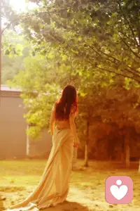 美國(guó)的一位作家說(shuō):

“遇見(jiàn)靈魂伴侶的感覺(jué)，

就像是走進(jìn)一座你曾經(jīng)住過(guò)的房子里。你認(rèn)識(shí)那些家具，

認(rèn)識(shí)墻上的畫(huà)，架上的書(shū)，抽屜里的東西。即使在這個(gè)房子你陷入黑暗，

你也仍然能夠自如地四處行走。”


這種安全感的獲得，無(wú)需得到證明和確認(rèn)。因?yàn)槟銈儽舜碎g會(huì)有一種與生俱來(lái)的信任感。

用自己最真實(shí)的樣子愛(ài)與被愛(ài)，我愛(ài)你，如你所是。配圖