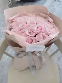 如果我愛他人，我應該感到和他一致，而且接受他本來的面目。而不是要求他成為我希望的樣子，以便使我能把他當作使用的對象。配圖