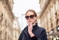 男女之間的交往本質(zhì)上是一種博弈。男人的武器是框架和帝王思維，不能過(guò)度寵溺女人，因?yàn)樵綄櫾接蟹N，越慣越完蛋。女人的天性是馴服男人，并時(shí)刻試探男人的底線(xiàn)。如果在追求過(guò)程中失去了人格和尊嚴(yán)，愛(ài)顯得非常廉價(jià)，無(wú)論女人說(shuō)什么都重視她，這樣不僅不會(huì)贏得女人的愛(ài)，反而會(huì)讓自己失去自我。實(shí)際上，有時(shí)不是女人不愛(ài)你，而是你自己把這段關(guān)系搞砸了。配圖