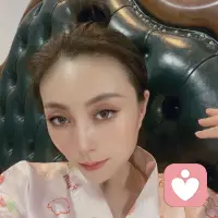 《簡?愛》
我無法控制自己的眼睛，忍不住要去看他，就像口干舌燥的人明知水里有毒卻還要喝一樣。我本來無意去愛他，我也曾努力的掐掉愛的萌芽，但當我又見到他時，心底的愛又復活了。

一-《簡愛》配圖