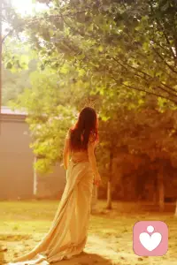 只管走過去，不必逗留著采了花朵來保存，
因?yàn)橐宦飞匣ǘ渥詴?huì)繼續(xù)開放的.
一 泰戈?duì)柵鋱D