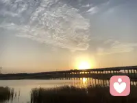 讓自己停止焦慮吧， 不要把自己一直處于糟糕的想象中，想象往往是最可怕的，你會(huì)把事情往糟糕的事情去想，陷入其中。 
別讓焦慮控制了你的情緒和行為，身體和腦子都是你自己的，應(yīng)該是你控制著他們，不是他們控制你。 不要讓自己陷入無(wú)盡的擔(dān)心里，很多擔(dān)心都是重復(fù)的，在擔(dān)心的時(shí)間我們不如好好的去做好自己的事。 
其實(shí)能看得出來(lái)焦慮和抑郁的表現(xiàn)很相似，可能在焦慮的同時(shí)伴隨著抑郁。配圖