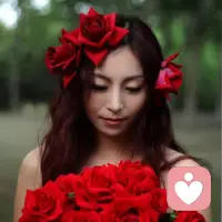 在每個寂靜的夜里我會想那些關于你的愛恨情長我也想 能夠把你照亮在你的生命中留下陽光陪你走過那山高水長陪你一起生長這一路經歷太多傷把最初笑容都淡忘時光讓我們變得脆弱且堅強讓我再來輕輕對你唱我多想 能多陪你一場把前半生的風景對你講這一生在你的風景里我是誰配圖