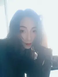 五歲時，媽媽告訴我，人生的關鍵在于快樂.
上學后，人們問我長大了要做什么，我寫下“快樂”
他們告訴我，我理解錯了題目，
我告訴他們，他們理解錯了人生.配圖