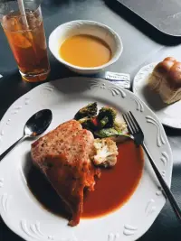 錢的背后是事，把事做到極致，錢自來；
事的背后是人，把人做好，事自然成；
人的背后是命，把生命的維度修好，自有好命；
命的背后是道，有一顆助人的心就是正道。
———稻盛和夫配圖