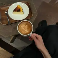 别丢掉独一无二的性格，
别失去与生俱来的本色。
做你自己不要人云亦云，
因为每一个人是每一个人，
而不是相同的一群人。