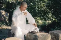我是佛前的一朵蓮花，
到人世來，被世人所悟。
我不是普度眾生的佛，
我來尋我今生的情。
——倉央嘉措《風(fēng)塵誤》配圖